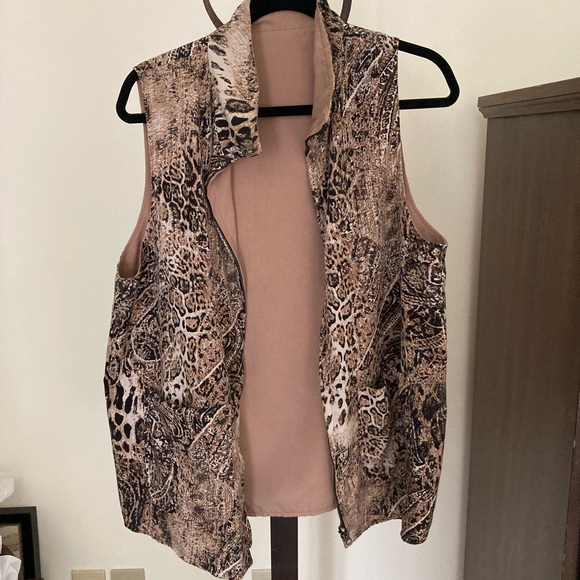 Sleeveless reversible Vest with Pockets (L) - Picture 2 of 4